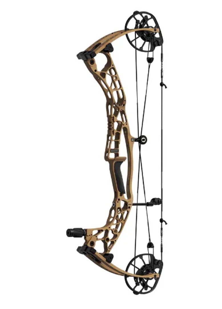 Hoyt Alpha AX 2 29 on white