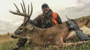 Deer hunter with big buck and rifle f4159788da6a13a05c7755e7e3b29890 201011 122503