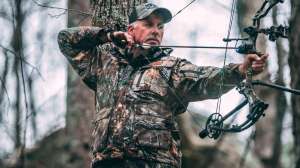 Bowhunter in Frog Toggs Realtree
