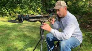 Maas shooting Barnett 400 XTR