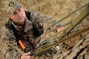 Hunter climbing treestand f4159788da6a13a05c7755e7e3b29890