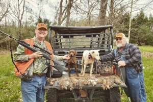 SQUIRREL MASTER CLASSIC PIC LARRY CASE LEFT RONNIE SNEDEGAR R SQUIRREL DOGS HAMMER AND ANNIE